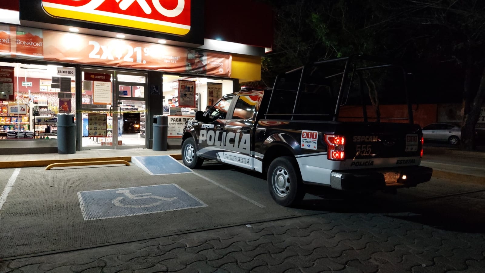 Hombres asaltan un Oxxo con arma de fuego en Ciudad del Carmen