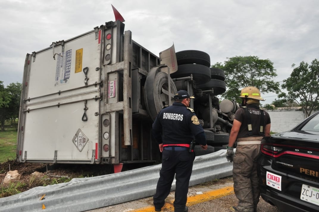 Por el peso de la carga el chófer perdió el control del vehículo