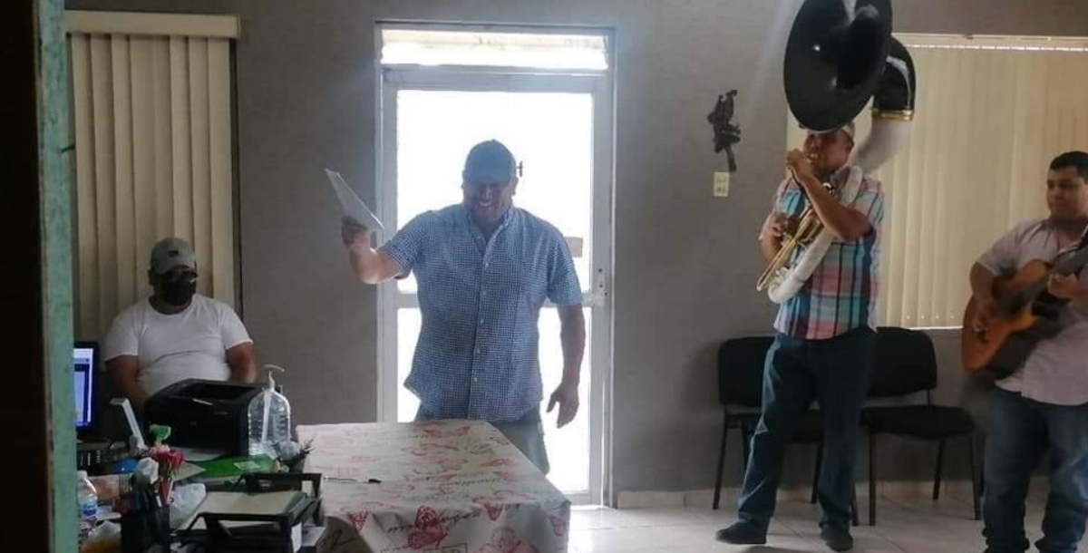 Al ritmo de banda, hombre festeja su divorcio en el registro civil: VIDEO