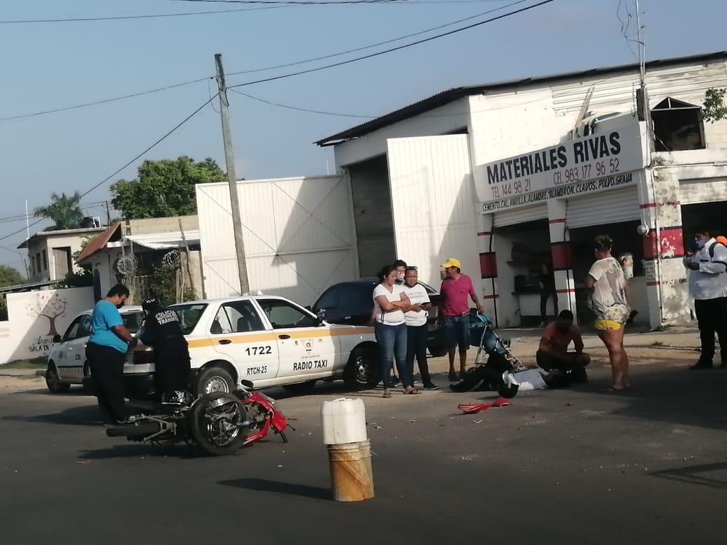 Conductor se estrella contra motociclista y la lesiona en Chetumal