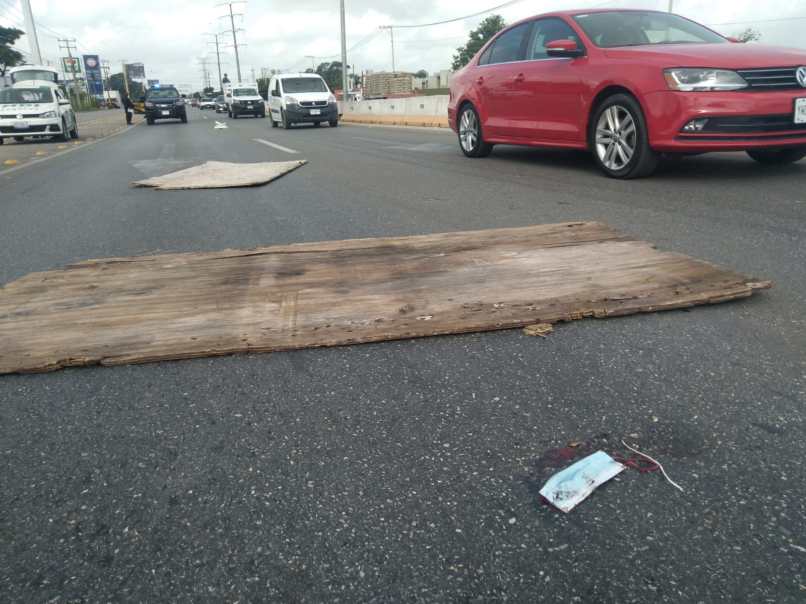 Hombre sale volando con dos tablas de madera sobre el Periférico de Mérida