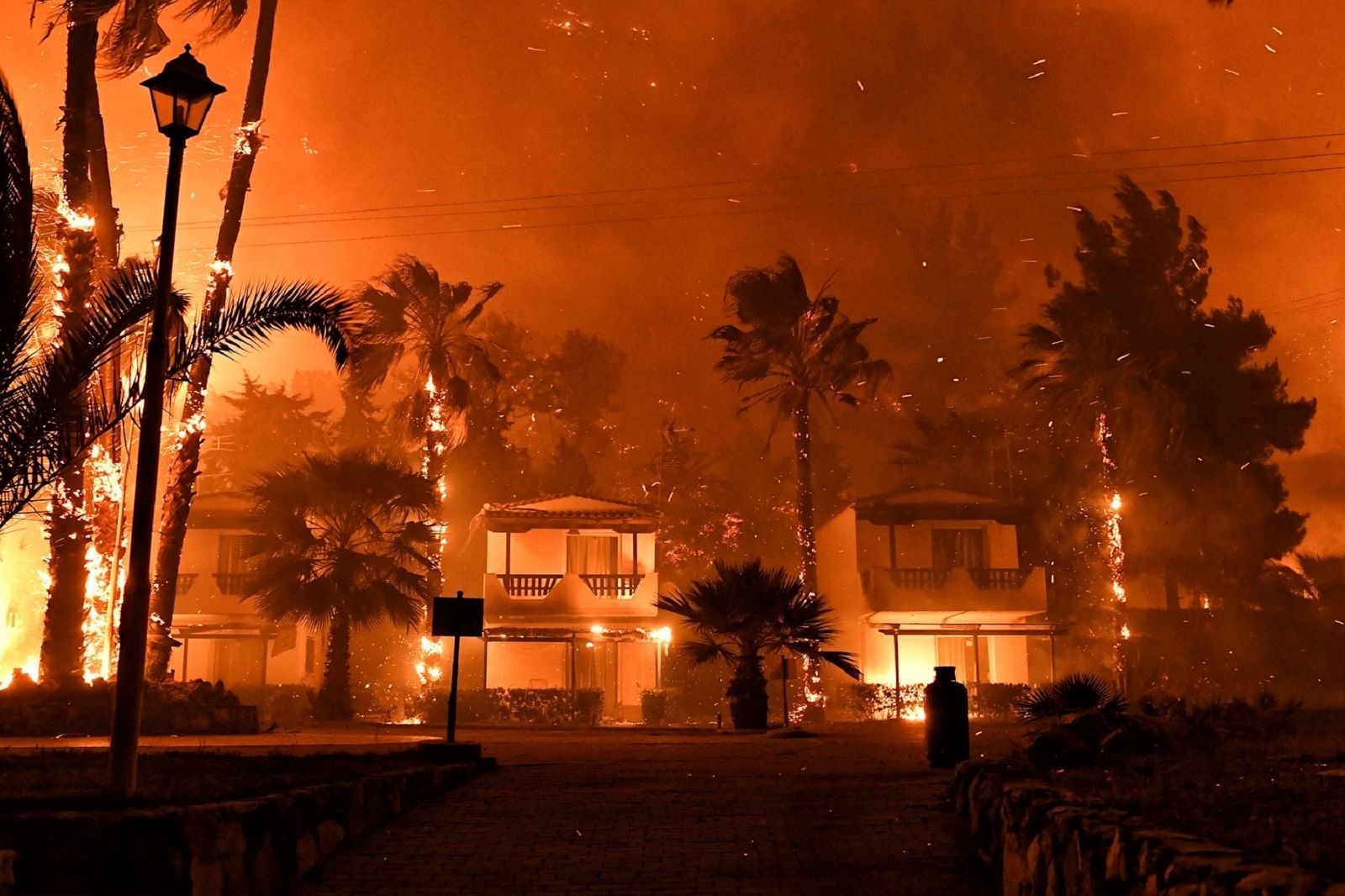 los bomberos luchan por extinguir un incendio en la isla de Rodas, y después de evacuar preventivamente algunos pueblos, se han podido evitar daños menores.