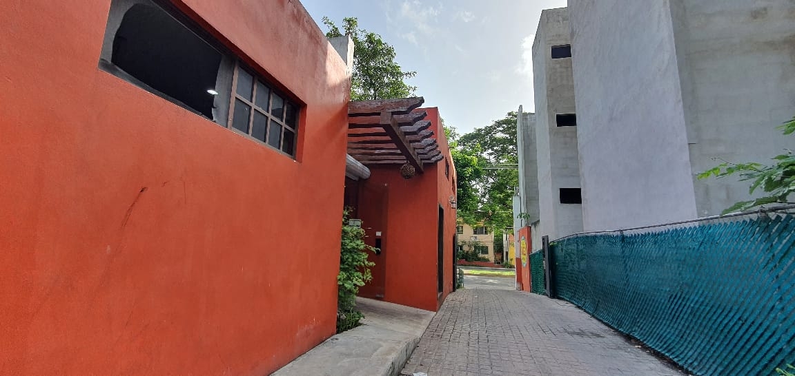 El restaurante está junto a un edificio abandonado, por lo que el dueño asegura que por ahí entrar los ladrones a su negocio