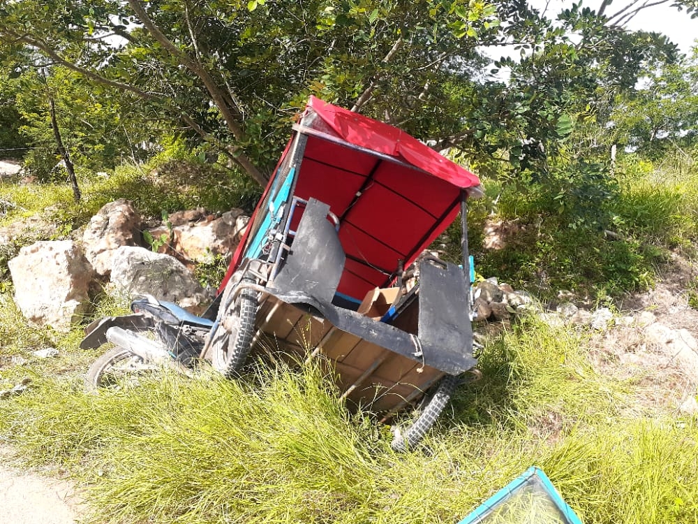 Mototaxi choca contra un muro en localidad de Bacabchén, Campeche