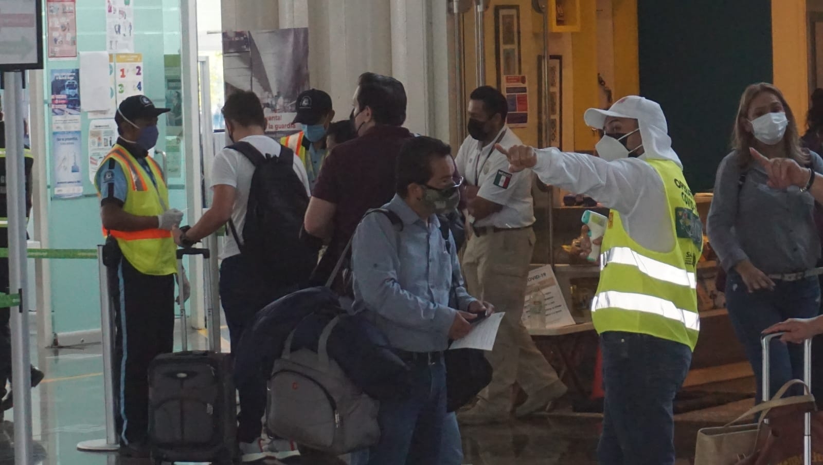 Los pasajeros se mostraron inconformes con los retrasos y desvíos de las aerolíneas