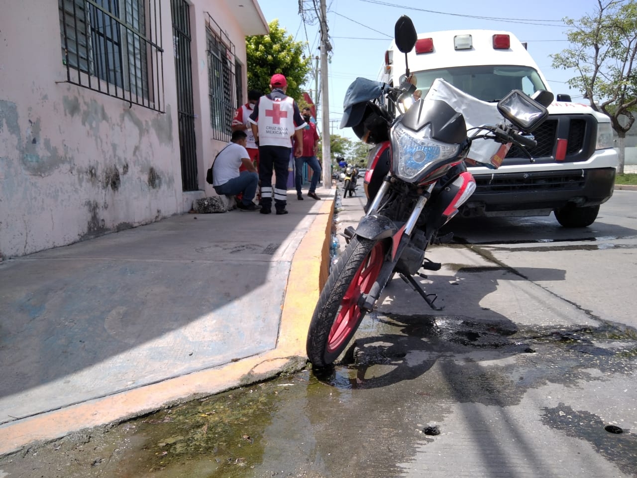 Motociclista de 'mandaditos' derrapa a exceso de velocidad en Ciudad del Carmen