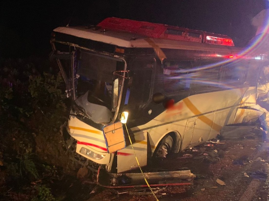 Tráiler se impactó contra un autobús turístico en una carretera de Jalisco