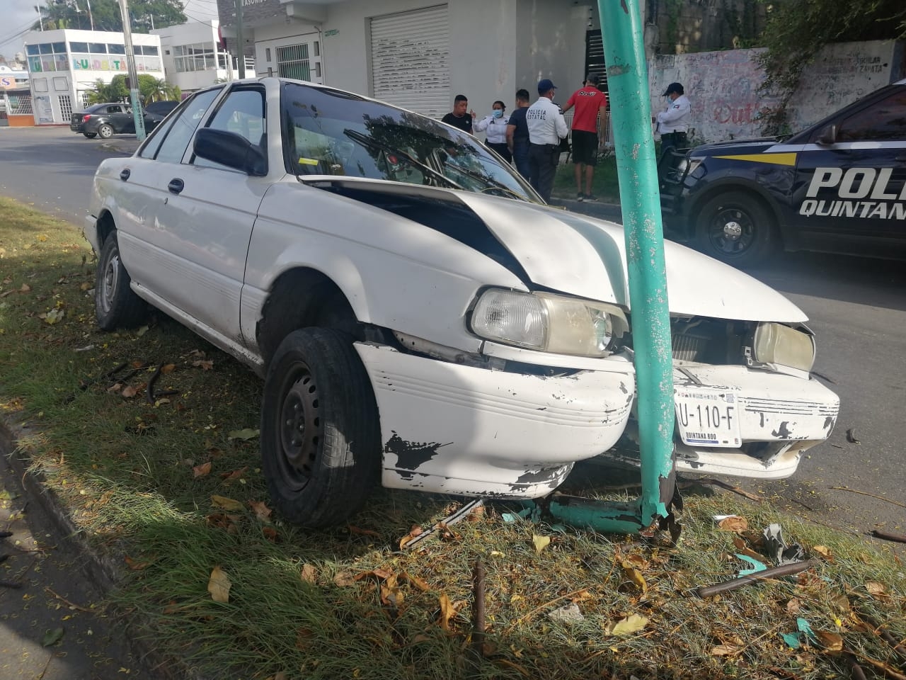 Automóvil se impacta contra poste de alumbrado público en Chetumal