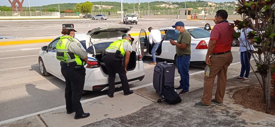 Pasajero olvida 'por error' dos maletas en el aeropuerto de Campeche