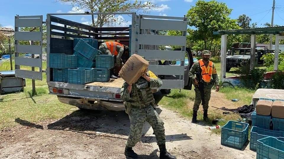 El conductor y el copiloto de la unidad en su momento escaparon del sitio a bordo de la misma camioneta