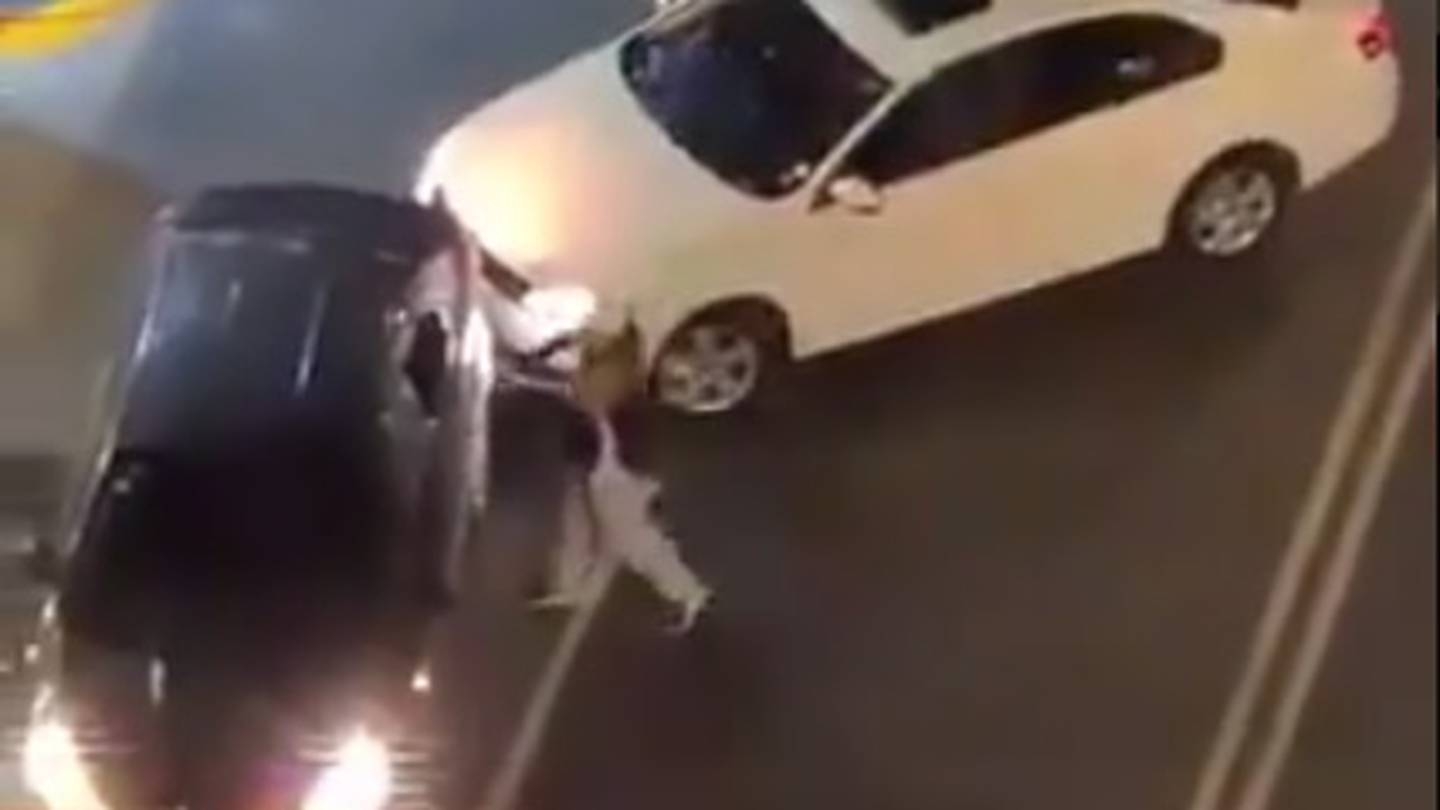 Un video muestra el momento en el que un hombre agarró a batazos a un taxi por estacionarse en la entrada de su domicilio en CDMX