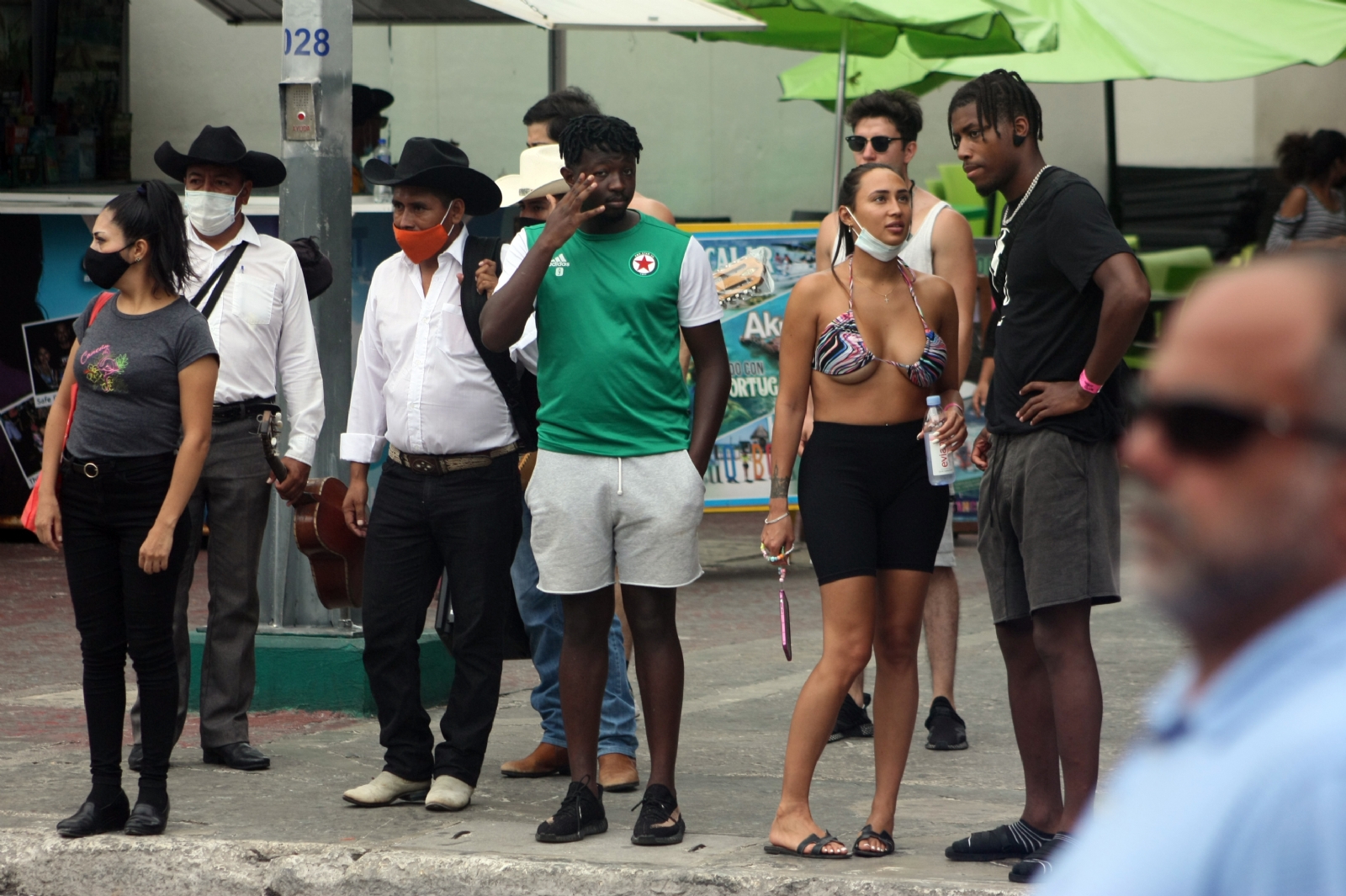 Detienen a seis turistas extranjeros por no usar cubrebocas en Quintana Roo