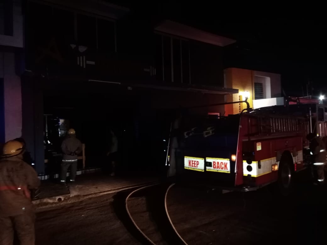 Los bomberos indagaron en el lugar qué fue lo que provocó el incendio dentro del gimnasio en Chetumal