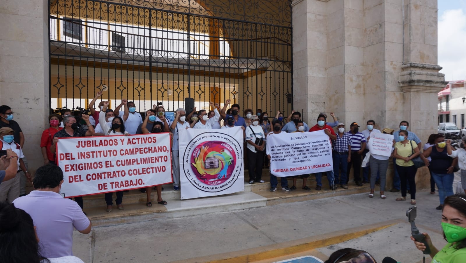 Trabajadores activos y jubilados se manifiestan en el Instituto Campechano