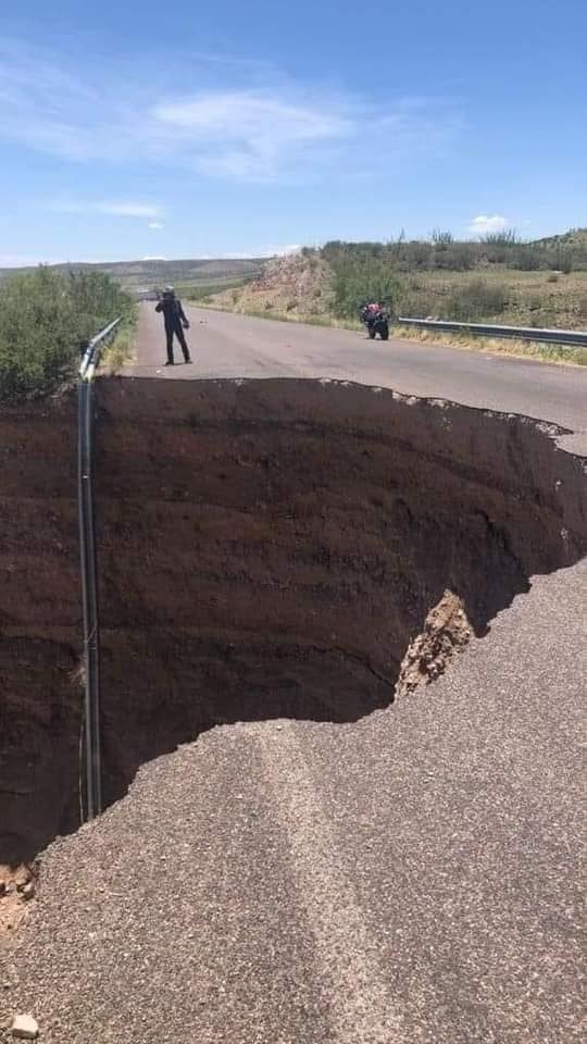 Se forma enorme socavón en carretera de Chihuahua