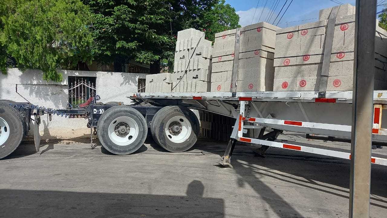 Tráiler choca contra barda y obstruye cuatro vías en avenida de Calkiní, Campeche