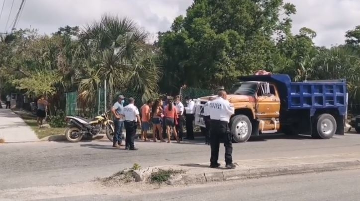 Atropellan a pareja de motociclistas en Cancún, mujer embarazada lesionada