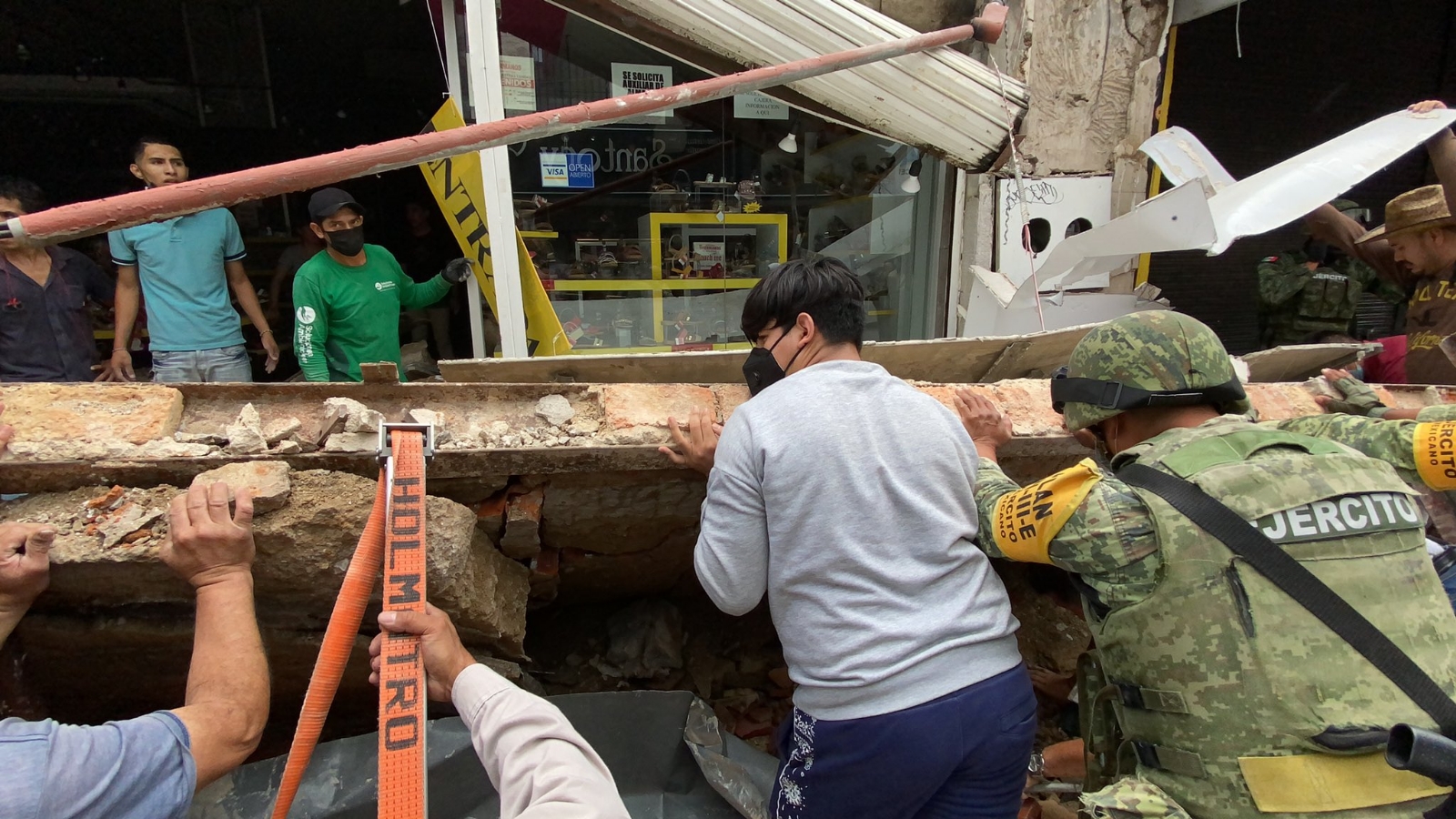 Peatones que pasaban ayudaron en las labores de rescate tras el derrumbe