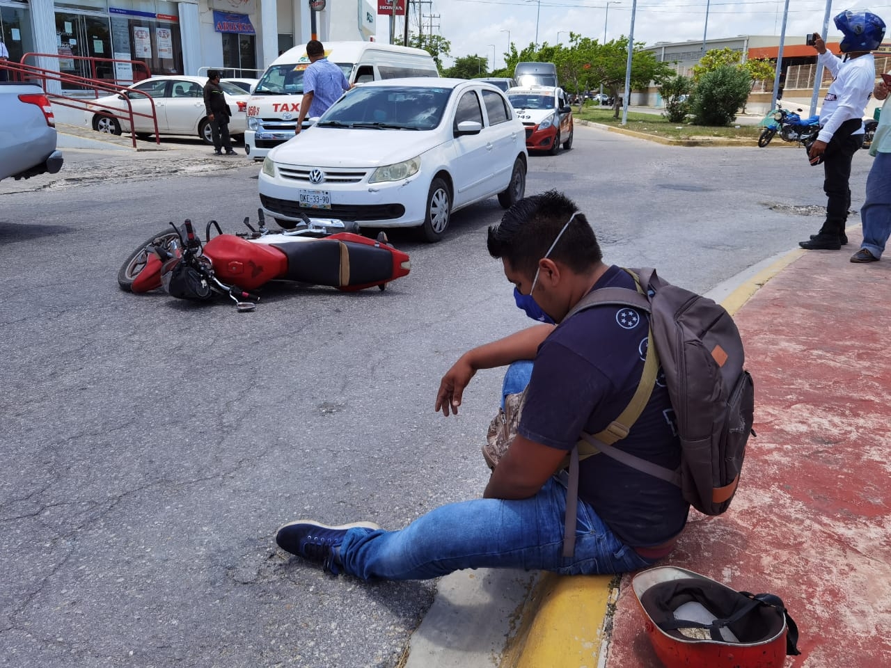 Conductor choca a motociclista por textear mientras manejaba en Campeche