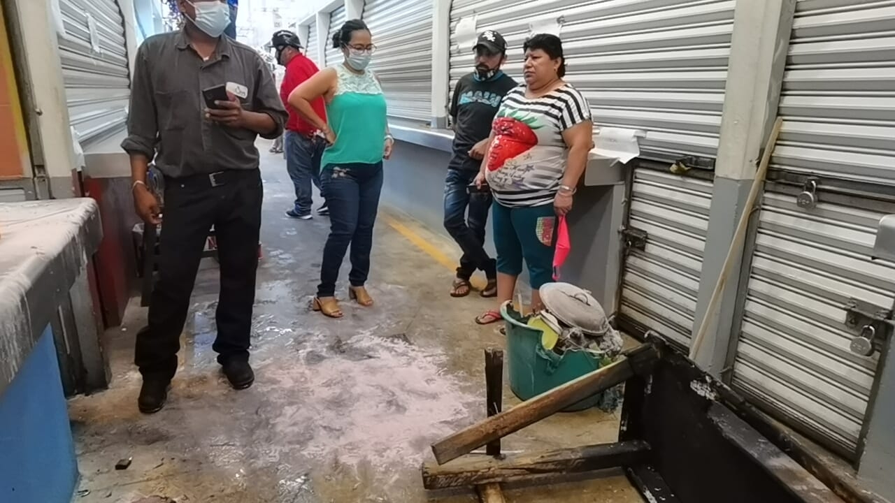 Bomberos llegaron al sitio donde, con autorización de elementos policiacos, rompieron los candados de protección para acceder a su interior