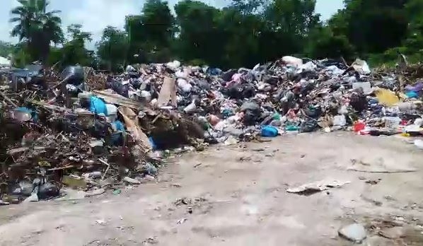 Los camiones depositan la basura en el predio en lugar de llegar al relleno sanitario