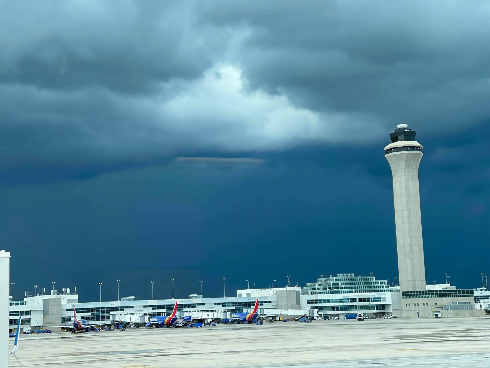 Aeropuerto de Denver restablece operaciones tras apagón, advierte retrasos por tormentas