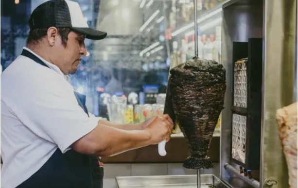 El pastor negro nacido en Yucatán tiene un sabor más condimentado y delicioso que su versión tradicional