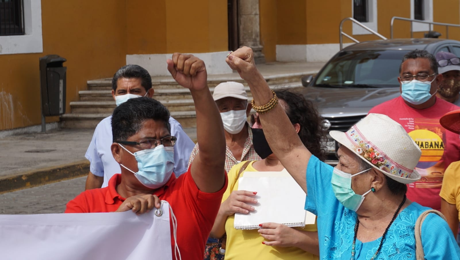 Continúa manifestación de trabajadores activos y jubilados del Instituto Campechano