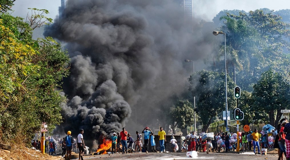 Sudáfrica despliega 25 mil soldados para frenar violencia; hay 117 muertos