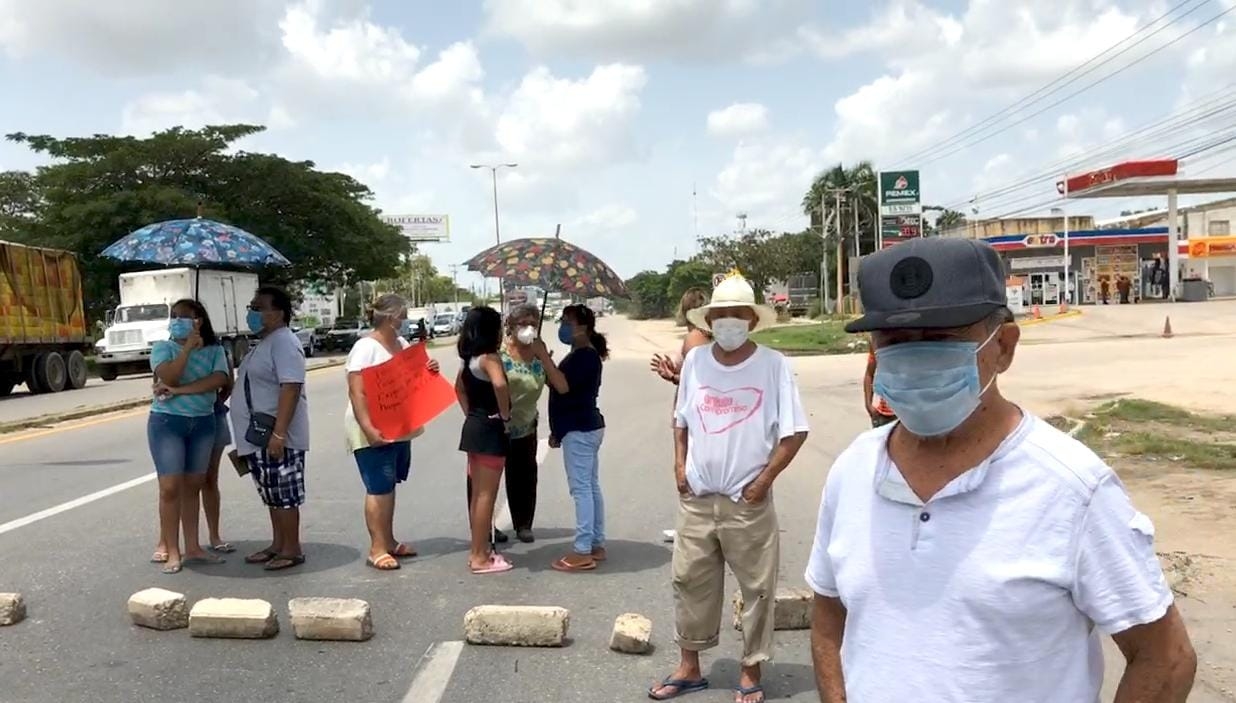 Vecinos del fraccionamiento Itzincab decidieron obstruir la avenida 2000