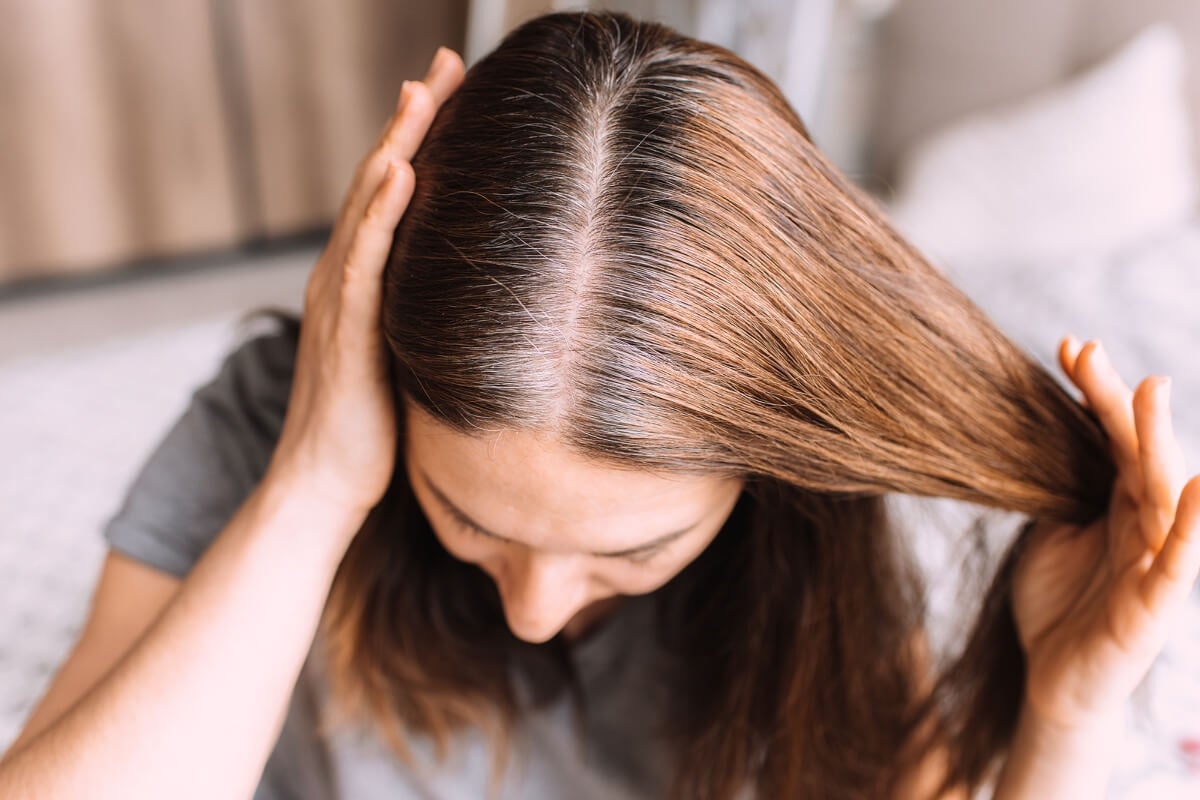 Dos formas naturales para teñir el cabello y ocultar las canas, con menos de 50 pesos