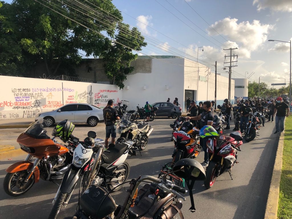 Reportan manifestación de motociclistas frente a Vicefiscalía de Cancún: VIDEO