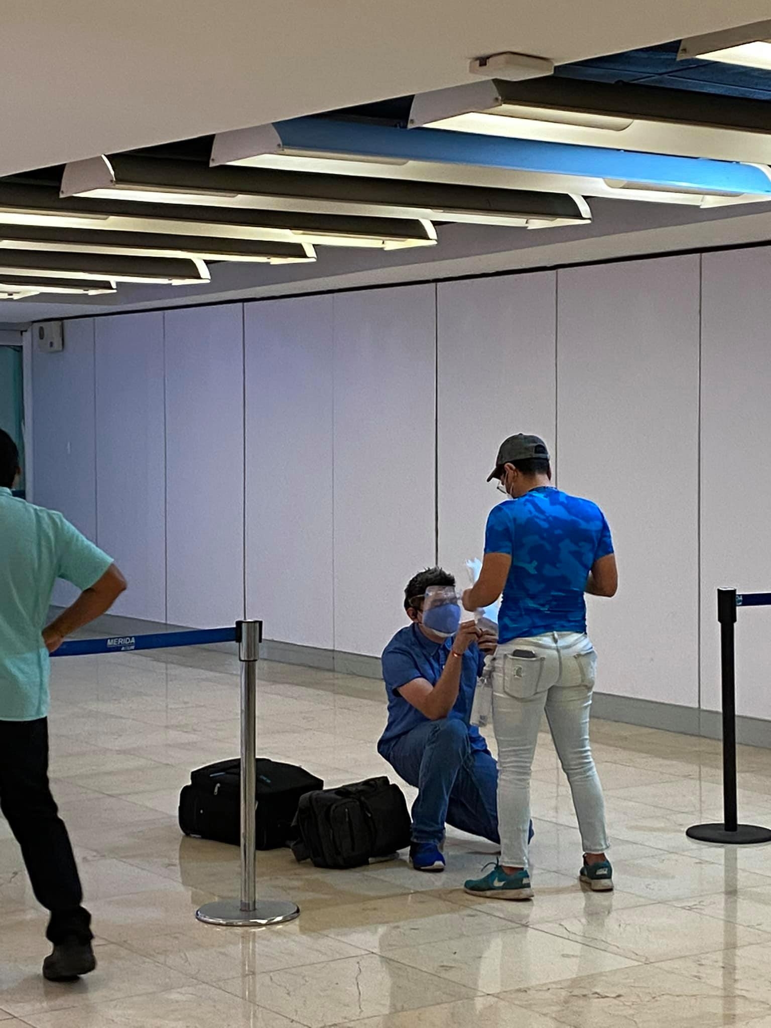 Yucateco comparte el emotivo momento cuando le proponen matrimonio en aeropuerto: VIDEO