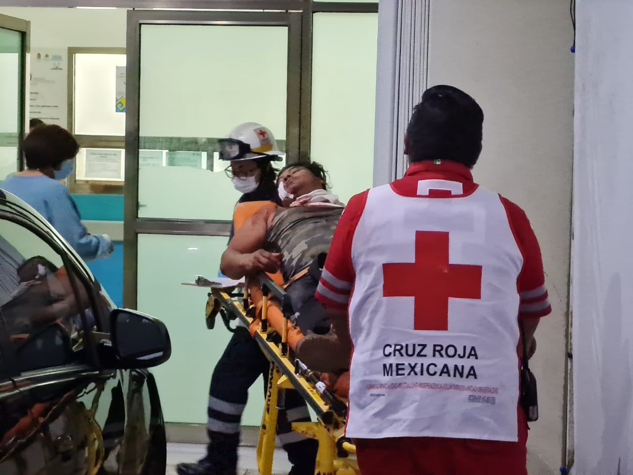 Elementos de la Cruz Roja fueron los encargados de trasladar al lesionado al Hospital General de Cancún