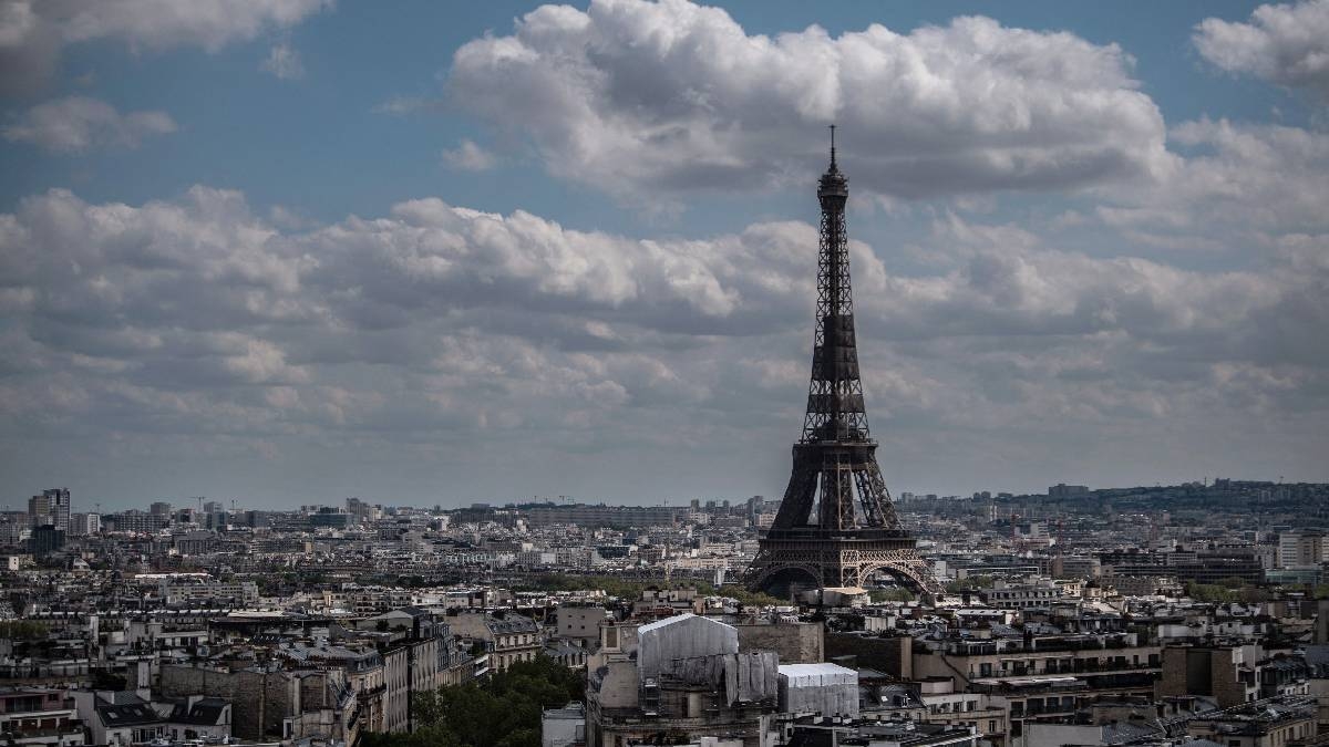 Torre Eiffel reabre al público tras 8 meses de cierre por pandemia del COVID-19