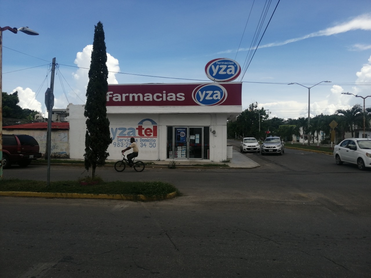 Roban con violencia farmacia 'Yza' en Chetumal