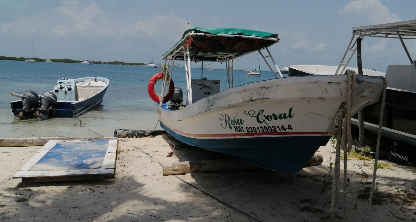 La lancha que se volcó cerca de Punta Sur en Isla Mujeres, ya fue rescatada del agua y permanece en tierra por las investigaciones