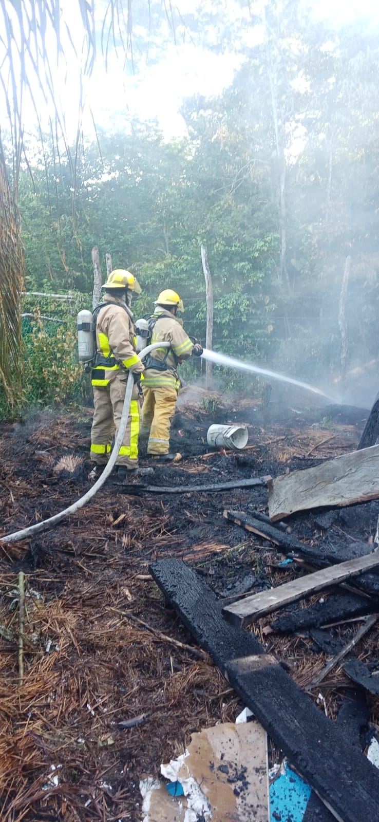 Incendio consume palapa en la ampliación Emiliano Zapata de Cozumel