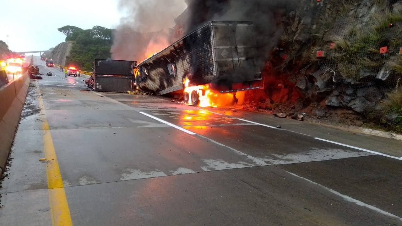 Un choque entre tráileres provocó un fuerte incendio sobre el macrolibramiento en Jalisco y dejó al menos cuatro personas muertas.