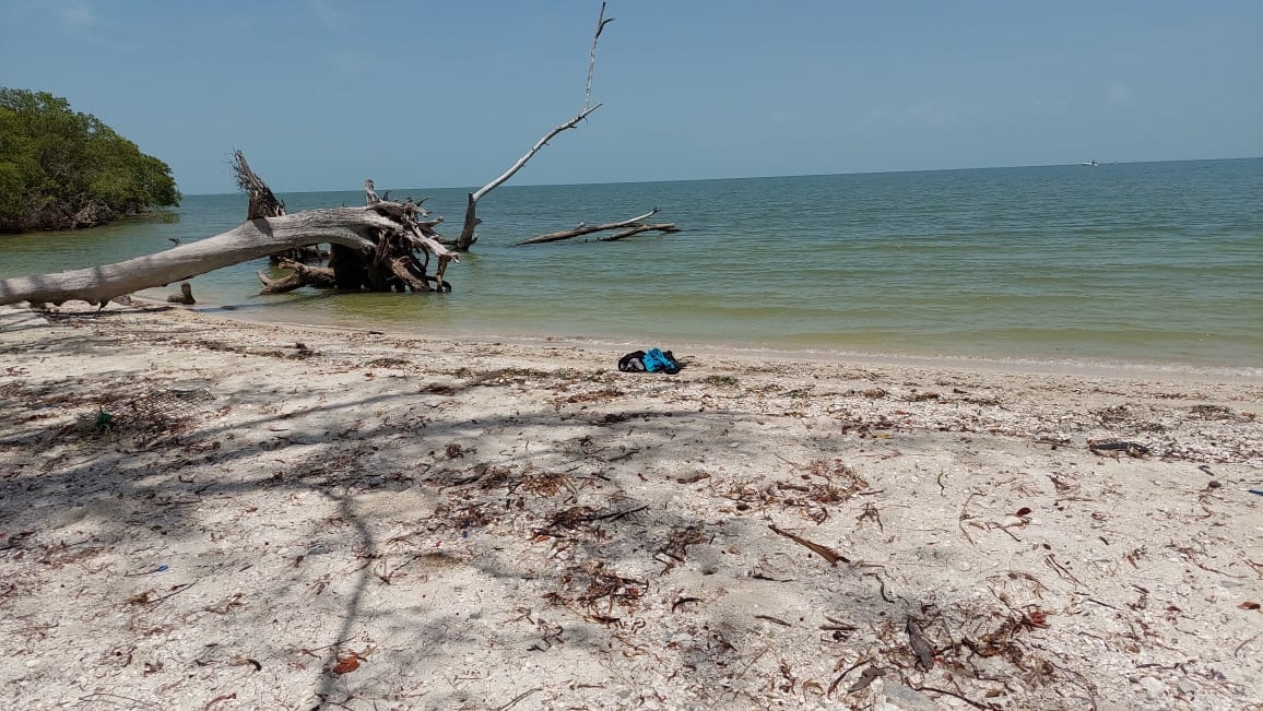 A la orilla de la playa se encontraba una camisa, un pantalón y unas botas tipo petroleras