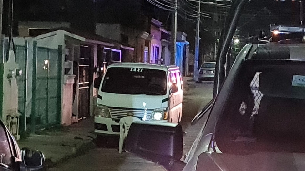 Balean un taxi del sindicato ‘Andrés Quintana Roo’ en la Región 98 de Cancún