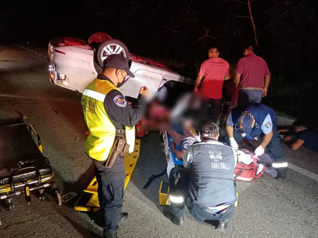 Paramédicos atendieron a las otras dos personas lesionadas que quedaron dentro del coche tras el accidente cerca de Bacalar