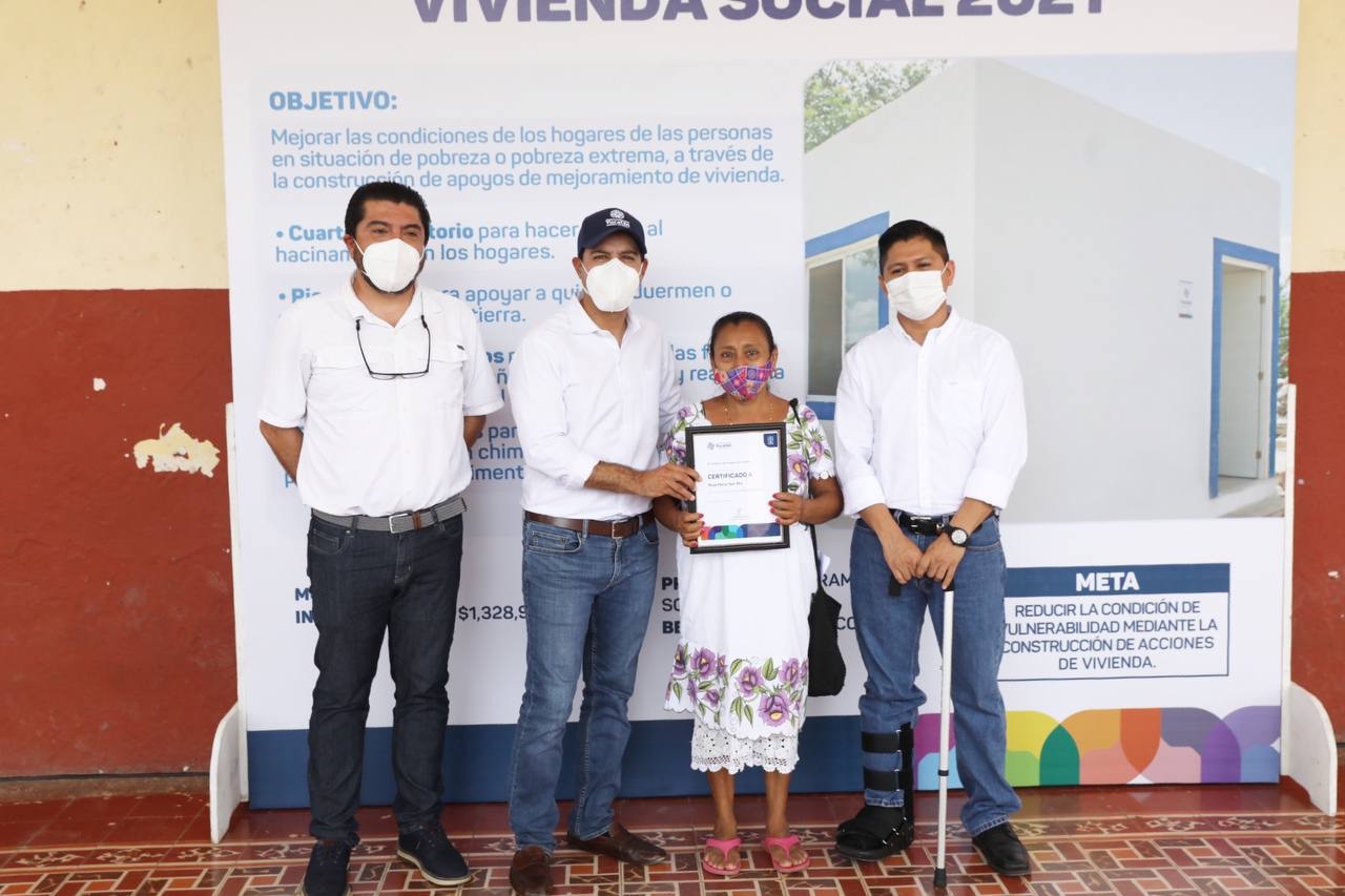 Mauricio Vila entrega certificados de vivienda social a yucatecos del municipio de Akil