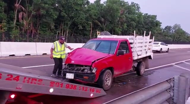 Milagrosamente, el conductor de la camioneta salió sin lesiones tras el aparatoso accidente