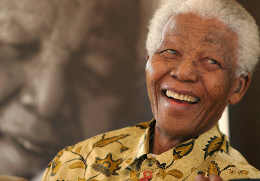 Nelson Mandela fue un político, activista y abogado sudafricano que dedicó su vida a luchar contra el apartheid para conseguir la igualdad en su país.