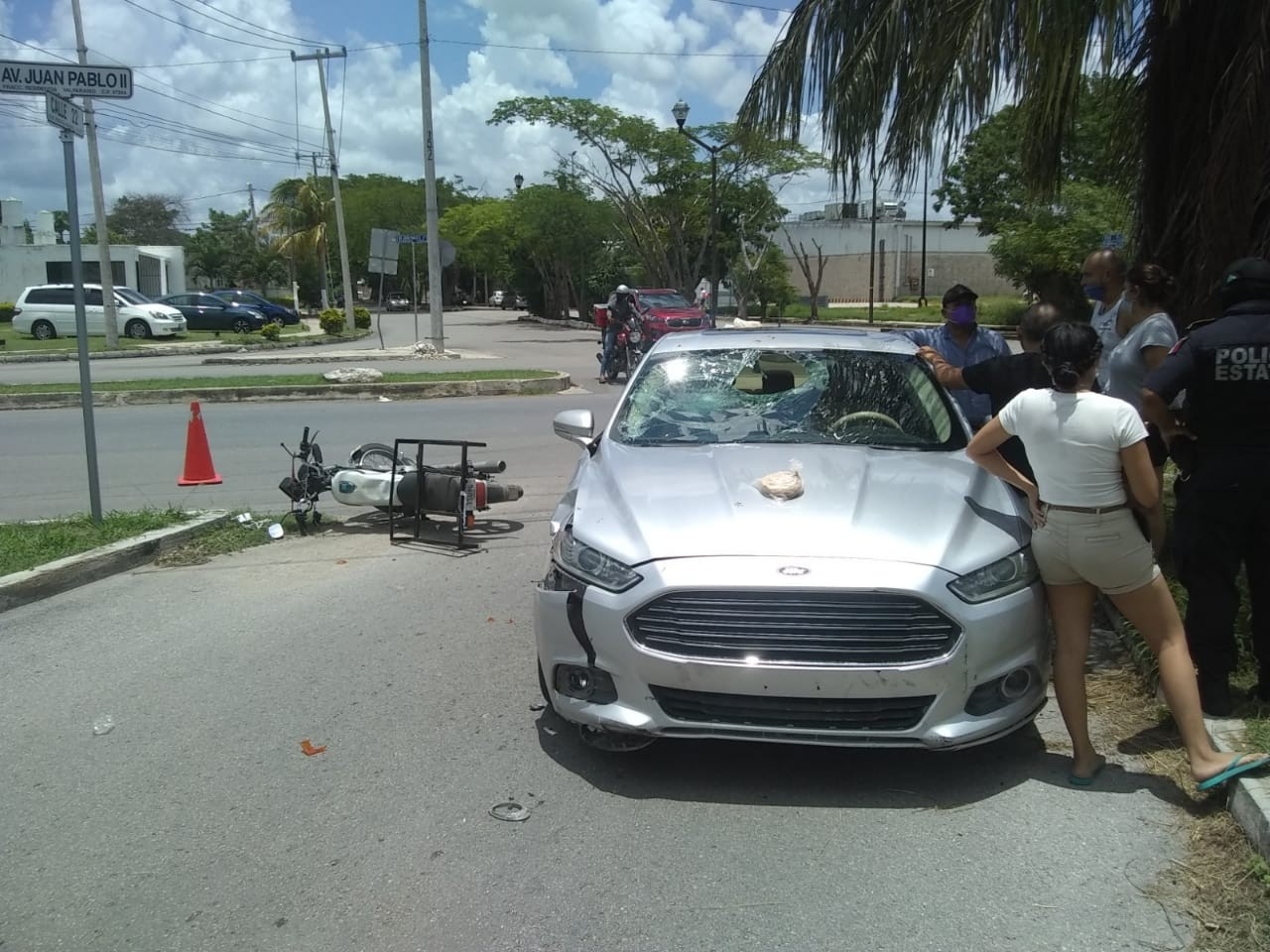 Motociclista resulta gravemente herido tras ser impactado por un automóvil en Mérida