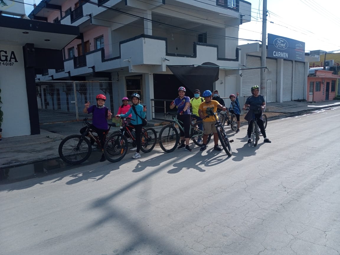 Familias dejan su auto y pasean en bicicleta en Escárcega, Campeche