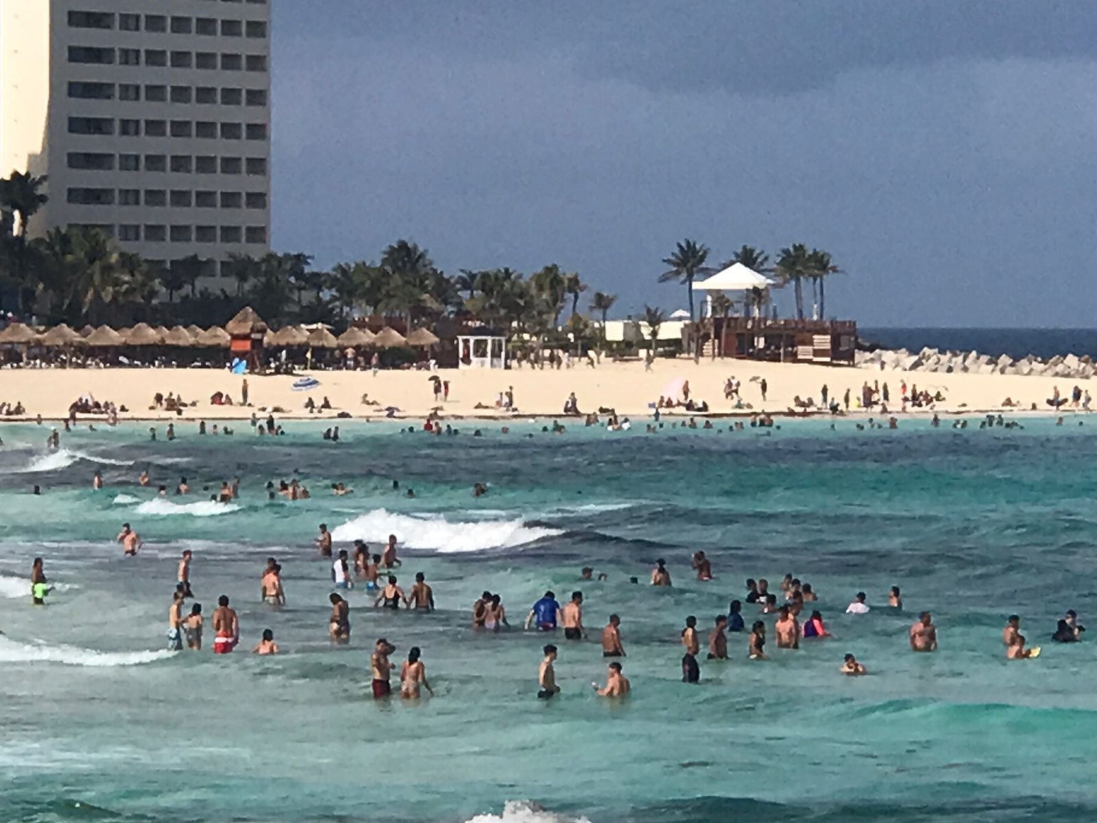 Bañistas saturan las playas de Cancún pese al recale de sargazo: FOTOS
