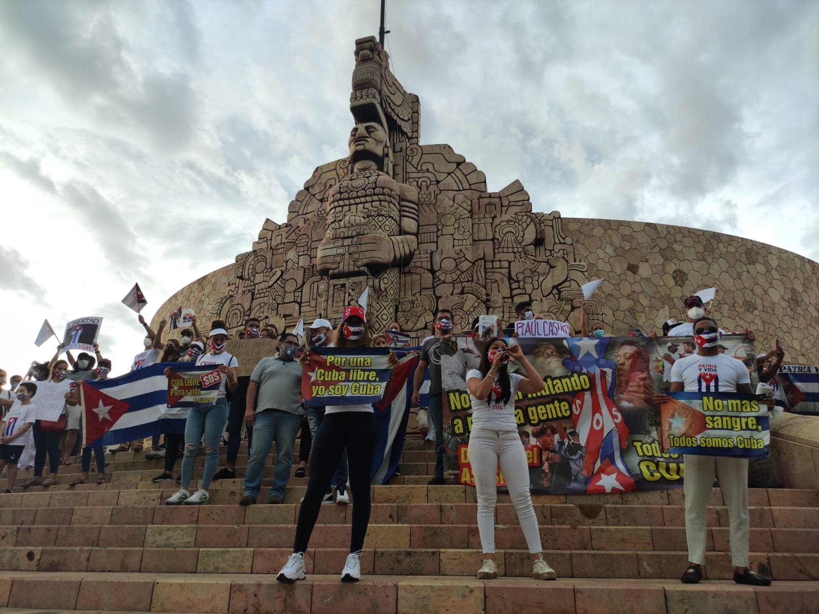 Cubanos protestan con la canción 'Cuba Libre' en el Monumento a la Patria de Mérida