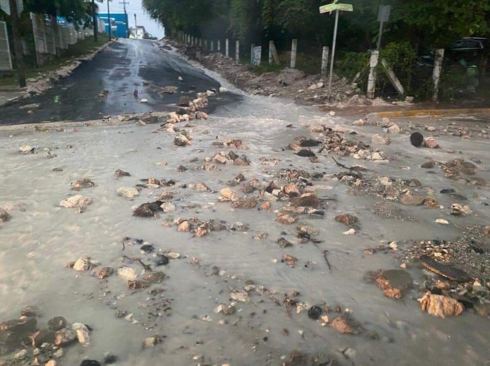 Pese a las malas condiciones de la vialidad, el tránsito en la zona no ha sido restringido por las autoridades